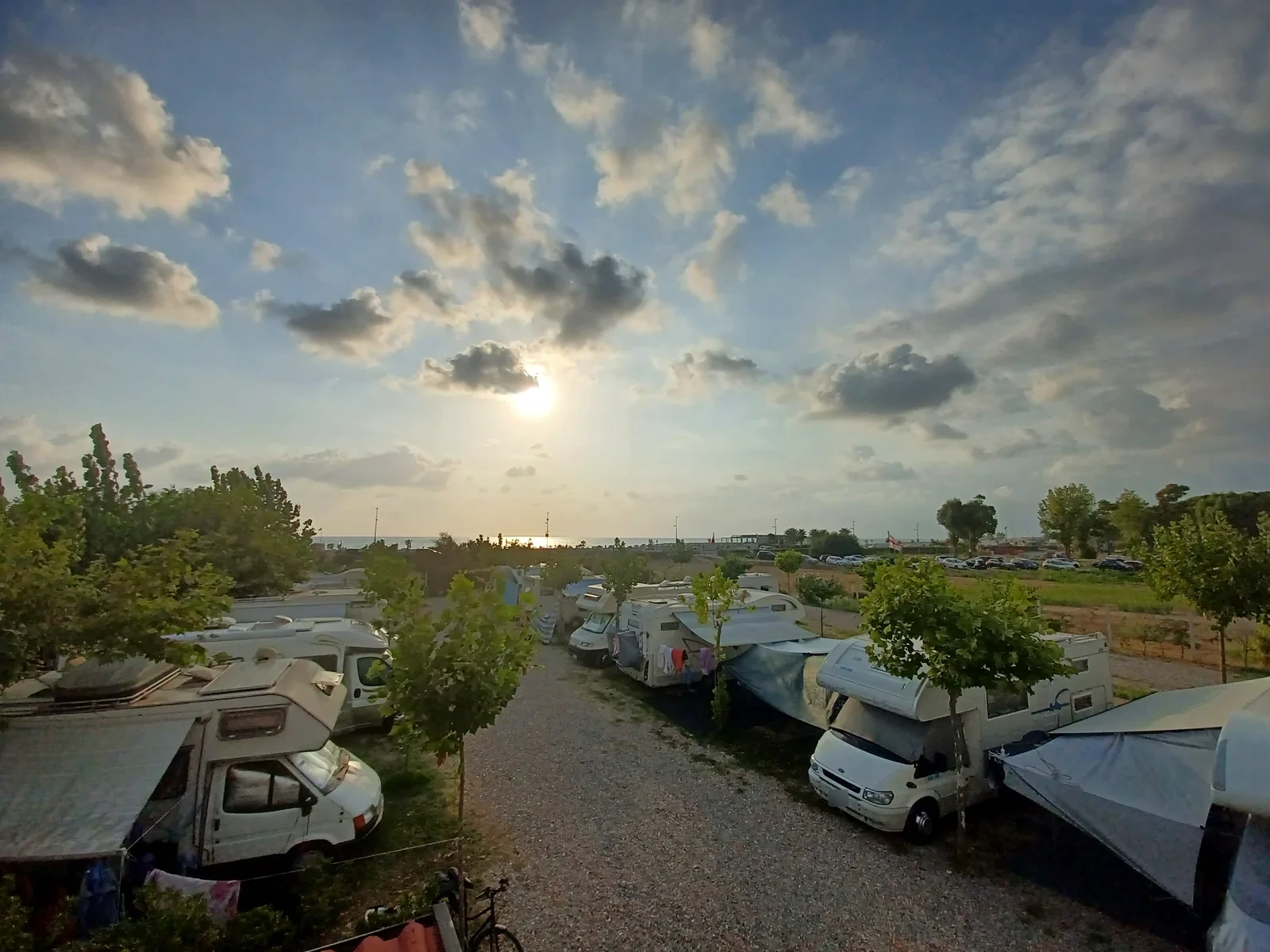 Panoramica della sosta al tramonto con il mare sullo sfondo