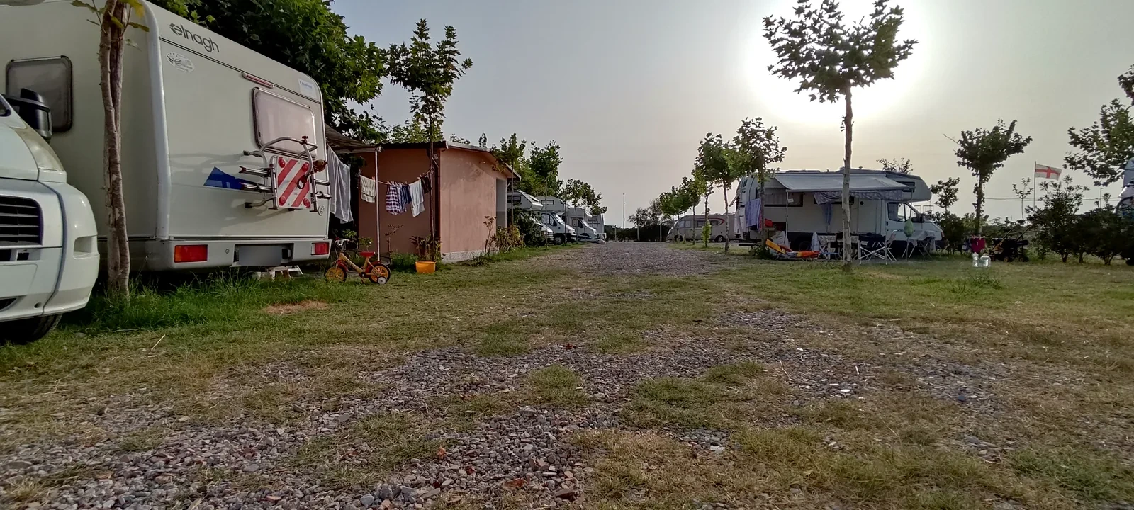 Viale tra le piazzole camper