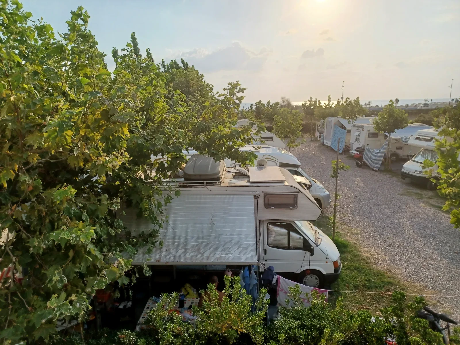 Piazzole camper tra alberi e vegetazione