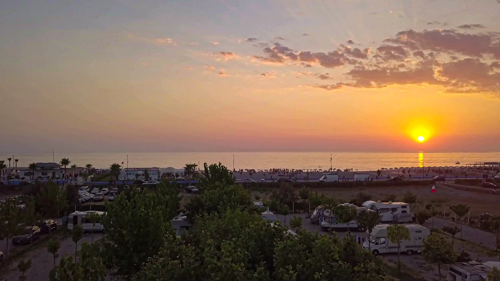 Tramonto sul mare vicino alla sosta