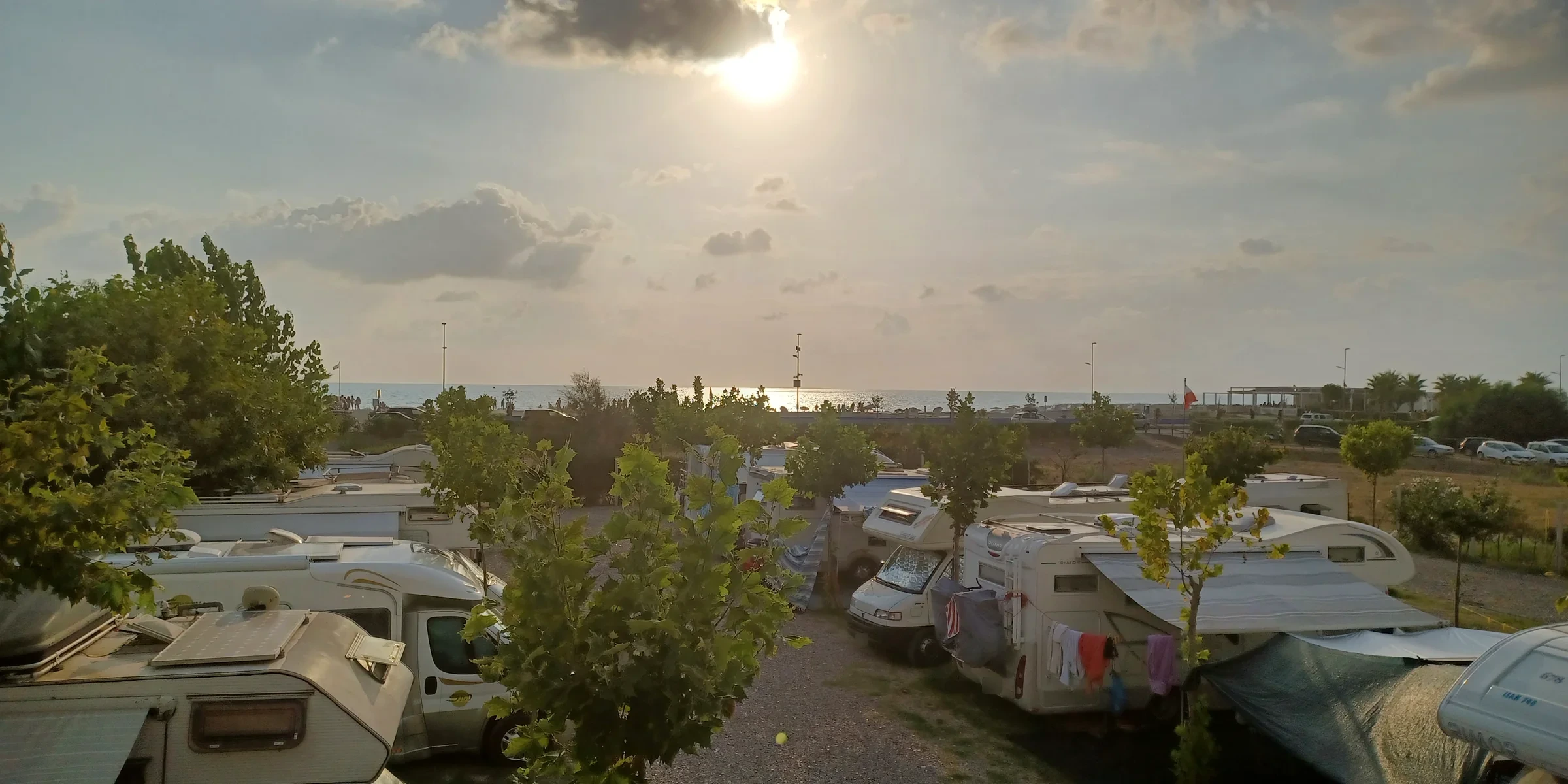 Sosta Camper Manuel al tramonto, con il mare sullo sfondo